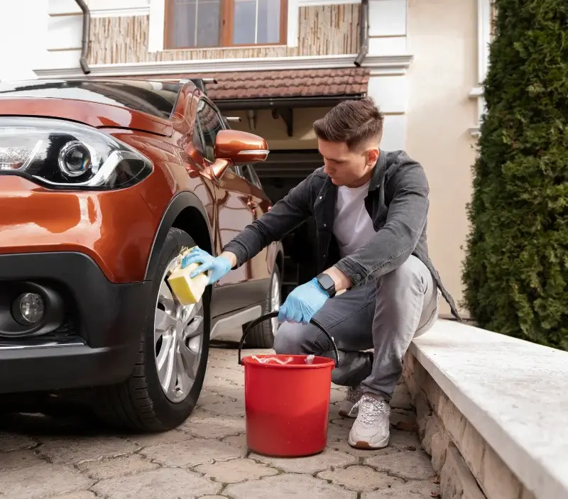 Lavage auto à domicile Unac : professionnel intervenant sur un véhicule